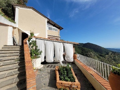 Foto Rustico a Camaiore Camaiore Paese di 150 m² con 10 locali in vendita