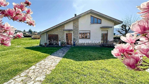Foto Rustico a Barga Centro di 260 m² con 12 locali in vendita