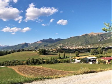 Foto Rustico a Gualdo Tadino di 420 m² con 5 locali in vendita
