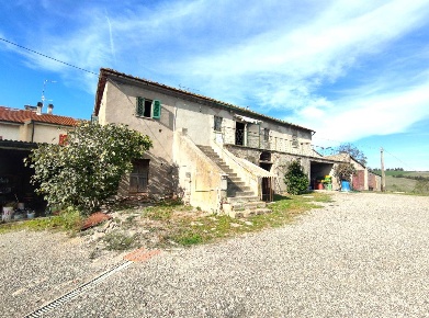 Foto Rustico a Montecatini Val di Cecina di 820 m² con 15 locali in vendita