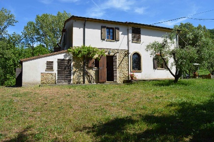 Foto Rustico in via dei tre comuni SNC, Montescudaio di 168 m² con 8 locali