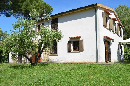 Foto Rustico in via dei tre comuni SNC, Montescudaio di 168 m² con 8 locali
