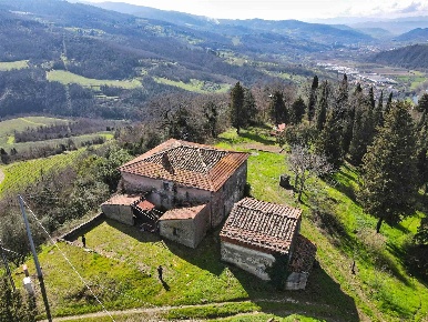 Foto Rustico a Pontassieve di 438 m² con 8 locali in vendita