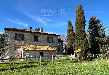 Foto Rustico a Castiglione del Lago Piana di 200 m² con 9 locali in vendita