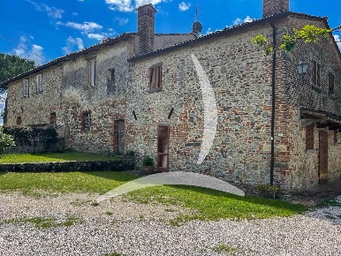 Foto Rustico a Lucignano Centro di 240 m² con 10 locali in vendita