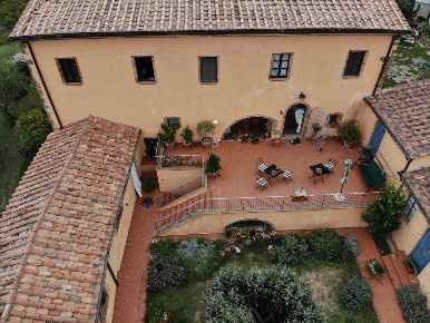 Foto Rustico a Campagnatico di 634 m² con 15 locali in vendita