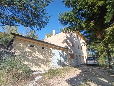 Foto Rustico a San Severino Marche di 186 m² con 7 locali in vendita