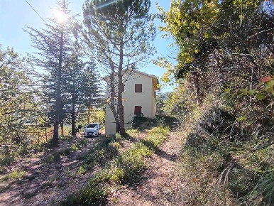 Foto Rustico a San Severino Marche di 186 m² con 7 locali in vendita