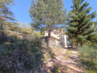 Foto Rustico a San Severino Marche di 186 m² con 7 locali in vendita