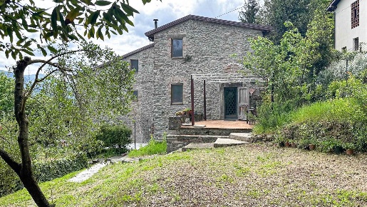Foto Rustico in Via Roma 1, Barga Centro di 310 m² con 14 locali in vendita