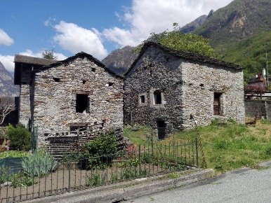 Foto Rustico in Via Mario Copes, Verceia Centro di 182 m² con 3 locali