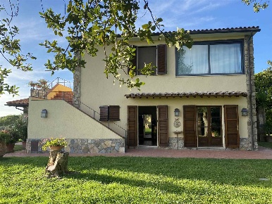 Foto Rustico a Magliano in Toscana Centro di 590 m² con 19 locali