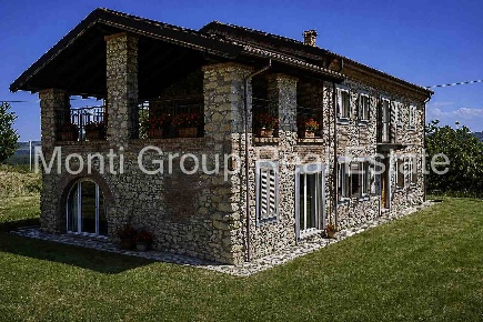 Foto Rustico a Acqui Terme Centro di 300 m² con 8 locali in vendita