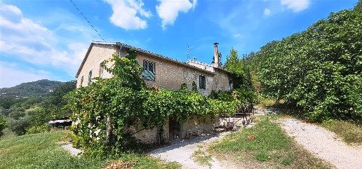 Foto Rustico a San Severino Marche Centro di 474 m² con 7 locali in vendita