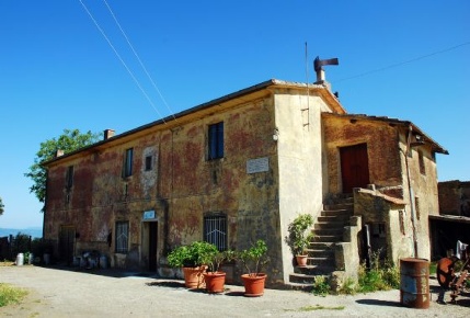 Foto Rustico a Montefiascone di 700 m² con 9 locali in vendita