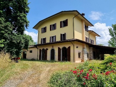 Foto Rustico a Villafranca in Lunigiana di 300 m² con 9 locali in vendita