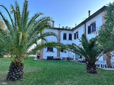 Foto Rustico a Gavorrano Aeroporto - Gorarella di 500 m² con 15 locali