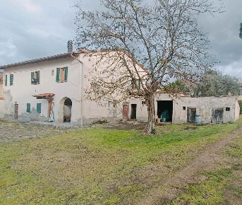 Foto Rustico a Borgo San Lorenzo di 475 m² con 15 locali in vendita