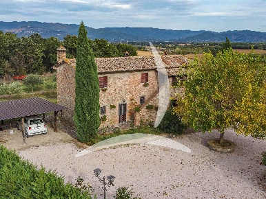 Foto Rustico a Cortona Centro di 220 m² con 10 locali in vendita