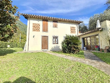 Foto Rustico a Camaiore Camaiore Paese di 100 m² con 8 locali in vendita