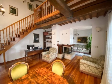 Foto Rustico a Castelraimondo Centro di 390 m² con 8 locali in vendita