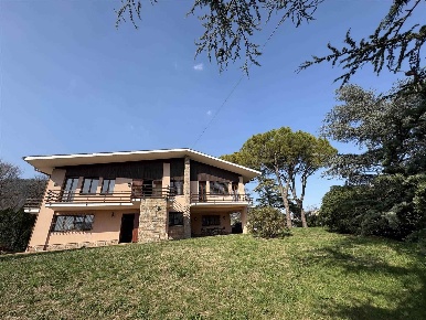 Foto Rustico a Teolo Centro di 250 m² con 8 locali in vendita