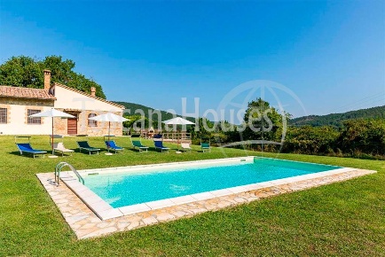 Foto Rustico a Sarteano Centro di 450 m² con 12 locali in vendita