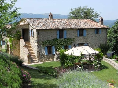 Foto Rustico a Perugia Parlesca di 520 m² con 11 locali in vendita