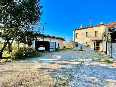 Foto Rustico a Bagnolo San Vito di 701 m² con 9 locali in vendita
