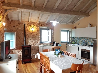 Foto Rustico a Camaiore Camaiore Paese di 125 m² con 10 locali in vendita