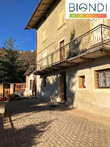 Foto Rustico in Via Case Sparse, Nembro di 330 m² con 8 locali in vendita