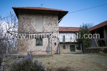 Foto Rustico a Perletto di 385 m² con 15 locali in vendita