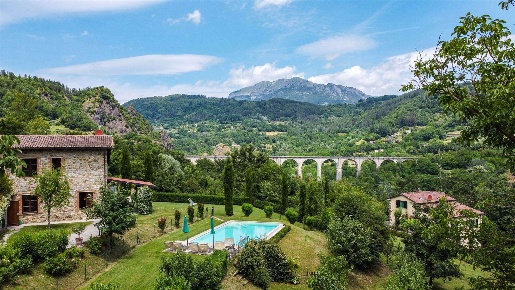 Foto Rustico in Via dei Venti 1, Camporgiano Centro di 400 m² con 15 locali