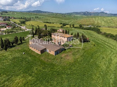 Foto Rustico a Castiglione d'Orcia Centro di 1900 m² con 20 locali