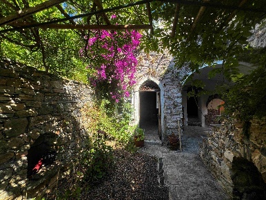 Foto Rustico a Beverino di 407 m² con 8 locali in vendita