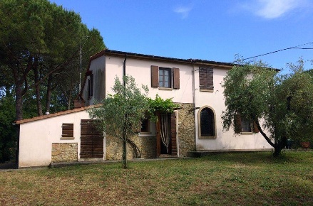 Foto Rustico a Montescudaio di 250 m² con 10 locali in vendita