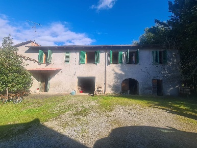 Foto Rustico a Montevarchi Frazioni Collinari di 293 m² con 9 locali
