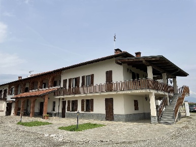 Foto Rustico in Via Macello 6, Cavour di 500 m² con 11 locali in vendita