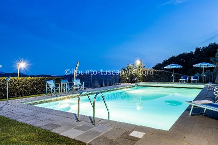 Foto Rustico in Via Don Aldo Mei snc, Pescaglia di 467 m² con 25 locali