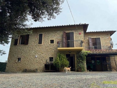 Foto Rustico a Guardistallo di 370 m² con 10 locali in vendita