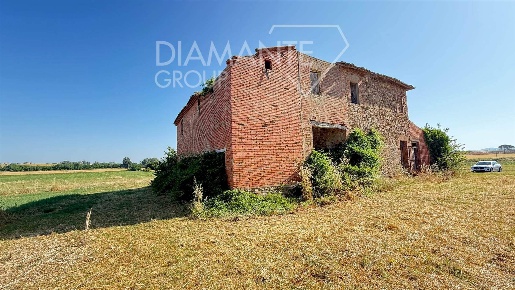 Foto Rustico a Paciano Centro di 560 m² con 9 locali in vendita