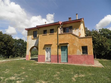Foto Rustico a Montecatini Val di Cecina di 355 m² con 8 locali in vendita