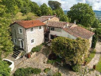 Foto Rustico a Poppi Centro di 880 m² con 13 locali in vendita