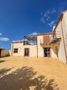 Foto Rustico in montaperto, Agrigento di 306 m² con 8 locali in vendita