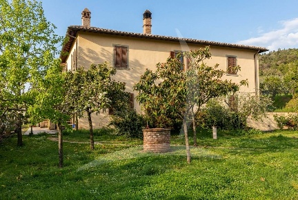 Foto Rustico a Cortona di 450 m² con 15 locali in vendita