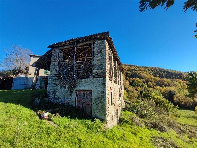 Foto Rustico a Dernice di 110 m² con 8 locali in vendita