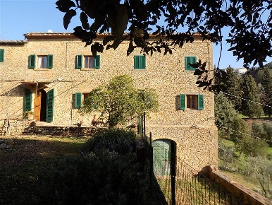 Foto Rustico a Pomarance di 700 m² con 18 locali in vendita