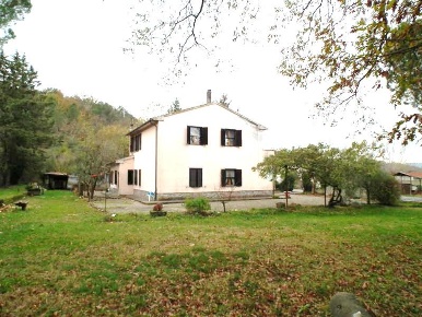 Foto Rustico a Pomarance di 220 m² con 8 locali in vendita