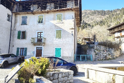 Foto Rustico in LocalitÃ  Larido 48, Bleggio Superiore di 330 m² in vendita