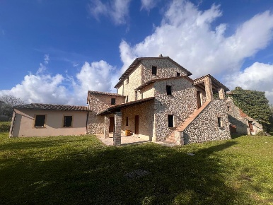 Foto Rustico in di pian dell'ara, Avigliano Umbro Centro di 450 m²